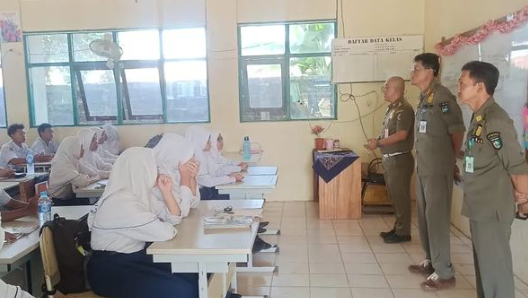 31102023_Personel Satpol PP dan Damkar Kabupaten Tanah Laut sosialisasi aturan Kawasan Tanpa Rokok di salah satu SMP di Pelaihari. (wartabanjar.com - Ist)
