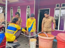 Gubernur Kalsel Kerahkan SKPD Bagikan Air Bersih di 4 Desa Kabupaten Banjar