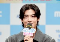 Cha Eun Woo Ungkap Kesulitannya Berakting Mencium Mesra Anjing Asli di Drakor A Good Day To Be A Dog