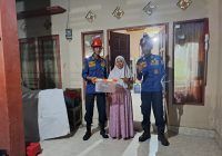 Beres Nyuci Baju, Yuyun Kaget Melihat Ular Piton Sanca Batik di Rumahnya, Petugas DPKP Banjar Segera Beraksi