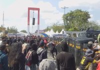 Ratusan Massa Rusuh di depan Balai Kota Banjarbaru
