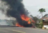 Api Hanguskan Bangunan Kayu Dekat TPA Basirih Banjarmasin