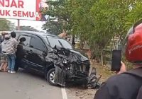 Minibus Ringsek Tabrak Truk di Jalan A Yani km 11 Kertak Hanyar