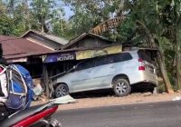Mobil Tabrak Warung di Desa Simpang Tiga Mataraman