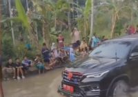 Viral Mobil Dinas Pajero Lewati Jalan Rusak yang Diprotes Warga