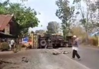 Tabrakan Truk vs Minibus di Ambungan Pelaihari