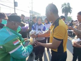 Efek Karhutla dan Kabut Asap, Polresta bersama Forkopimda Banjarmasin Bagikan Ribuan Masker ke Masyarakat
