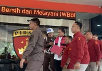 Anggota BPK Jadi Tersangka Baru Korupsi BTS 4G Kominfo, Langsung Kenakan Rompi Tahanan