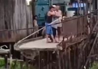Titian Gang Gusti Galuh Sungai Jingah Putus Diterjang Angin dan Hujan Deras