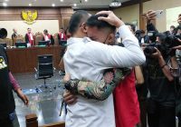 Jadi Saksi untuk Ayahnya di PN Tipikor, Mario Dandy Peluk Rafael Alun Sambil Menangis
