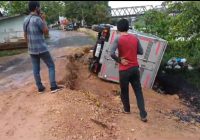 Mobil Box Terguling di Jalan Amblas Desa Teluk Selong Martapura Barat