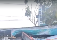 Mobil Seruduk Warung dan Pelang Alfamart di Jalan A Yani Km 14,5 Gambut