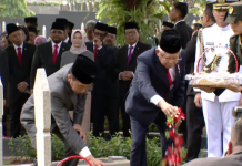 Presiden Jokowi Taburkan Bunga di Makam BJ Habibie Hingga Ani Yudhoyono
