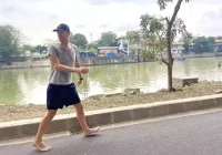 Vokalis Coldplay Joging Nyeker di SUGK, Ini Manfaat Jalan Tanpa Alas Kaki