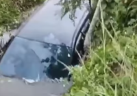 Mobil Innova Plat Dinas Masuk Sungai di Banua Jingah Barabai
