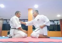 Melumpuhkan Cengkraman dan Pukulan dalam Posisi Duduk
