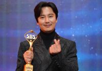 Kim Nam Gil Akan Kembali Jadi Pendeta Penuh Temperamen di Drakor The Fiery Priest 2