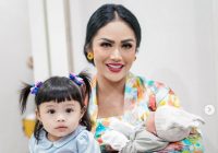 Ungkapan Bahagia Kridayanti Gendong 2 Cucunya