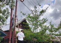 Didukung PLN, Aparat Desa Bawahan Seberang Pasang Lampu Jalan