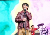 Rian D'Massive Bingung Tiba-tiba Pria Tak Dikenal ke Panggung Ikut Joget Saat D'Massive Tampil di Surabaya