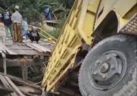 Jembatan di Desa Pimping Balangan Jebol, Truk Terjebak