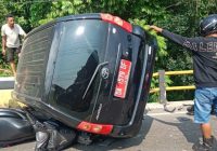 Mobil Plat Merah Terbalik Timpa Sepeda Motor di Pulau Pinang Utara Tapin