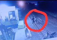 Video Wanita Diduga Niat Bunuh Diri di Rel Kereta Api