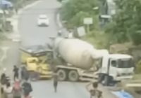 Truk Molen Tabrak Truk di Desa Awang Bangkal Barat