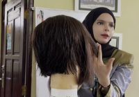 Vivi Zubedi Ajarkan Langsung Teknik Potong Rambut di Sekolah Gratis Hair Salon School