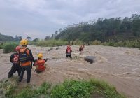 10 Mapala Terjebak di Sungai Saat Air Bah