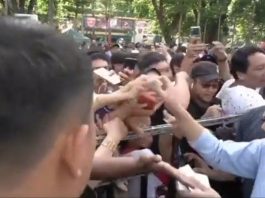 Viral Gibran Bagi-Bagi Amplop Putih, Bawaslu : Gantungan Kunci