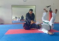Teknik Membanting Lawan dalam Posisi Duduk