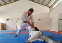 Jurus Jitu Menghilangkan Keseimbangan dan Menjatuhkan Lawan dari Jarak Dekat