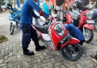 Petugas DPKP Banjar Evakuasi Kucing Terjebak Dalam Sepeda Motor Warga di Gambut