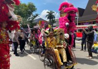 Meriah Nikah Massal di Balai Kota Banjarmasin, Diarak Naik Becak dan Barongsai, Disaksikan Kapolda
