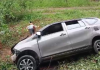 Mobil Terjun Masuk Perkebunan Sawit Dekat Gunung Kayangan, 4 Penumpang Alami Luka Parah