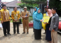 Hj Raudatul Jannah Serahkan Bantuan Sambungan Listrik untuk Warga Aluh-Aluh