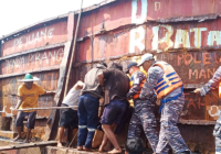 Tim SFQR Lanal Banjarmasin Evakuasi 2 ABK Tugboat Tewas Dalam Tongkang di Perairan Samuda