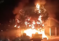 Gudang Barang Bekas di Lingkar Dalam Selatan Terbakar