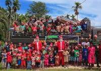Keren! Anggota TNI Jadi Sinterklass Hibur Warga Papua dan Perbatasan, Sulap Truk dengan Ornamen Natal