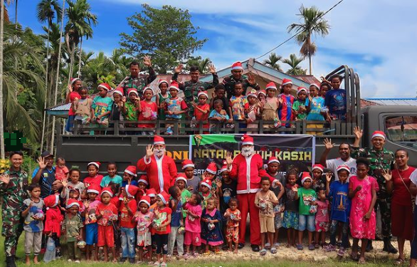 Keren! Anggota TNI Jadi Sinterklass Hibur Warga Papua dan Perbatasan, Sulap Truk dengan Ornamen Natal
