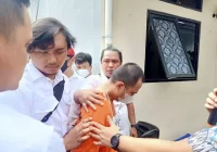 Panca Diteriaki Warga Saat Rekonstruksi Membunuh 4 Anaknya di Jagakarsa