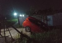 Mobil Tercebur ke Sawah di Sungai Paring Martapura