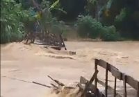 Cuaca Buruk, Debit Air Sungai Manggasang HST Meningkat Sebabkan Jembatan Putus