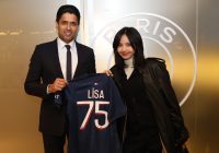 Lisa BLACKPINK Dapat Kaus Jersey PSG Bertulisan Namanya Saat Nonton PSG vs New Castle United di Paris
