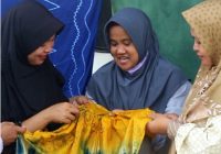 5.700 Meter Kain Sasirangan Dibentangkan di Porwanas XIV Kalsel, Cetak Rekor MURI