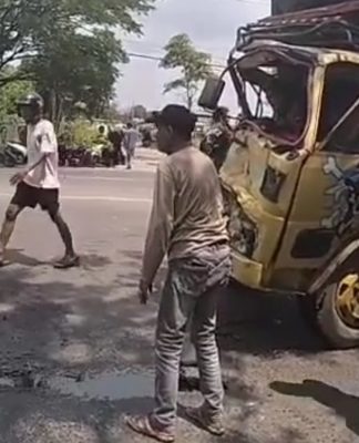 Truk Ringsek di Jalan A Yani km 18 Landasan Ulin, Sopir Terjepit