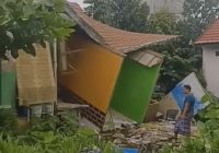 Rumah Ustadz Mukhlis Ambruk di Jalan Intan Sari Banjarmasin