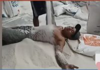 Viral Pria 'Mandi' Beras Diduga di Gudang Bulog