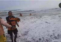 Dua Wisatawan Hampir Terseret Ombak Parangtritis